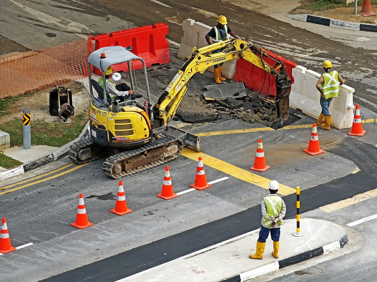 excavators-391143_1280 Excavator on street